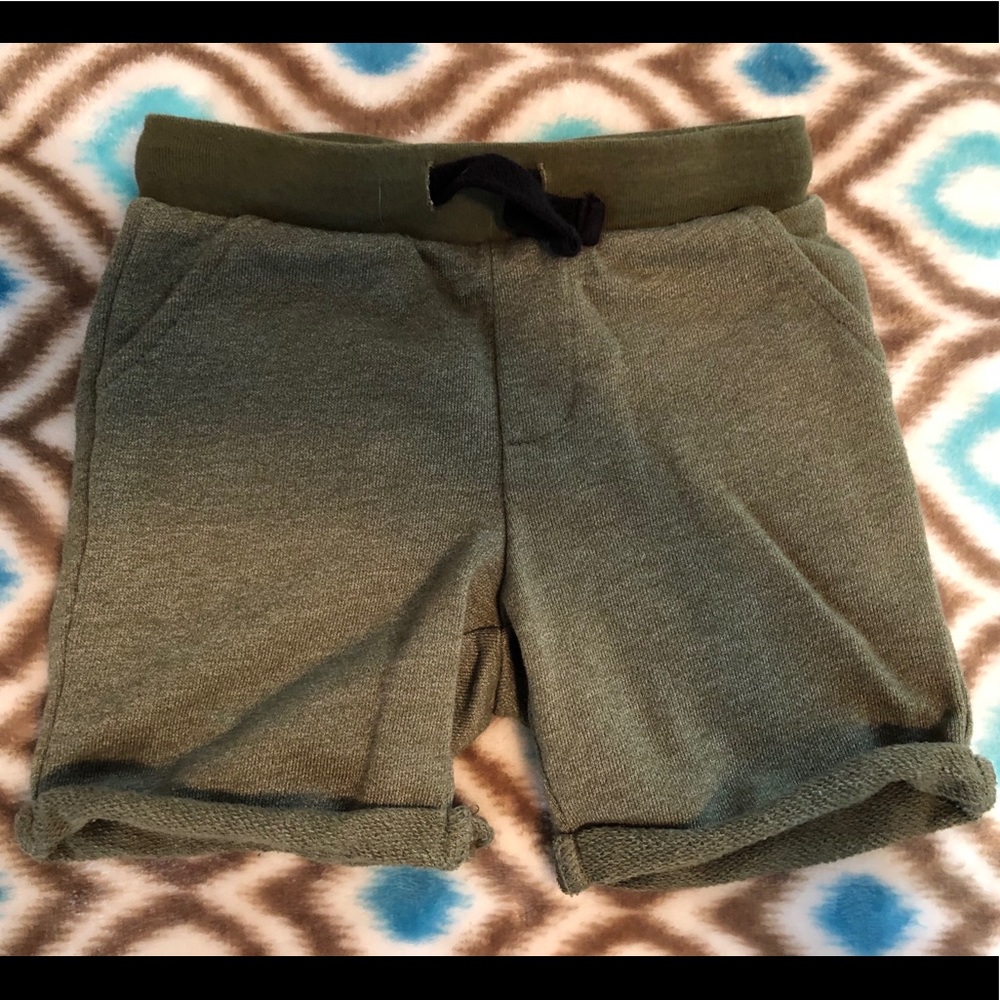 3T Army green pull-on shorts, pockets, Worn once.
